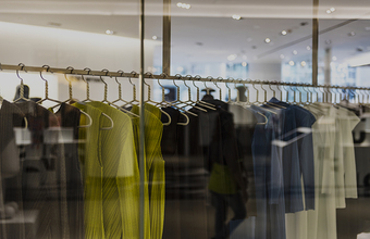 Более 20 российских марок одежды и обуви в 2025 году закрыли свои магазины