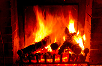 Видео c горящим камином набирает миллионы просмотров и годами кормит автора