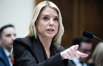 Слушания в Конгрессе США переросли в перепалку между генпрокурором Пэм Бонди и демократами