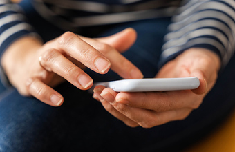 Мошенники списали деньги со счетов и взяли кредиты, установив приложение под видом видео от коллеги