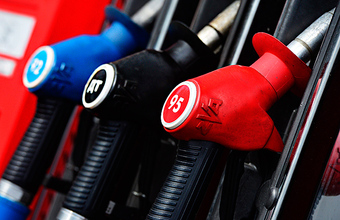 Бензин на бирже за день подорожал почти на 1,5%, а курс рубля лихорадит