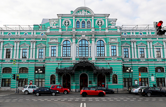 Главные петербургские драмтеатры едут в Москву: какие билеты ловить?