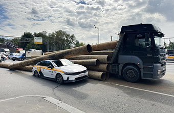 В Москве произошла авария с высыпавшимися из грузовика прямо на такси металлическими трубами