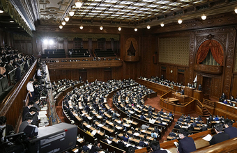 Японский парламент принял поправку о наследовании трона исключительно мужчинами