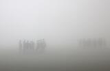 Тренировка по регби во время тумана в Рейгейте, Великобритания. 