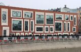 Фасад нового корпуса Третьяковской галереи на Кадашевской набережной в центре Москвы. 