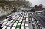 Очереди грузовиков в британском Дувре после увольнения 17 марта паромным оператором P&O Ferries 800 сотрудников и приостановки рейсов через Ла-Манш.