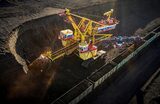 Роторный экскаватор загружает вагоны углем на крупнейшем в России угольном разрезе «Бородинский» в Красноярском  крае.