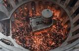 Схождение Благодатного огня в храме Гроба Господня в Иерусалиме.