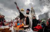 Освящение пасхальных куличей и яиц накануне православной Пасхи в Москве.