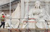 Строительные леса около монумента королеве Виктории в Букингемском дворце в Лондоне. 