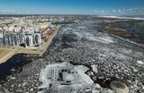 Вид на Якутск во время ледохода на Лене. Протяженность ледохода составляет около 106 километров.