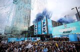 Болельщики и игроки «Манчестер Сити» празднуют победу в Английской премьер-лиге. Манчестер, Великобритания.