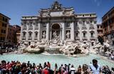 Туристы у фонтана Треви в центре Рима.