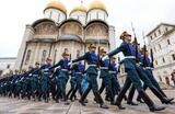 Церемония развода пеших и конных караулов Президентского полка в Кремле.