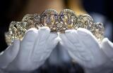 Выставка к Платиновому юбилею правления королевы Великобритании Елизаветы II в аукционном доме Sotheby's в Лондоне. На фото: тиара Спенсеров, в которой принцесса Диана была на своей свадьбе с принцем Чарльзом в 1981 году.