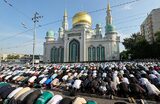 Празднование Курбан-байрама в Москве. Верующие у Московской Соборной мечети во время торжественного намаза.