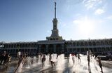 Горожане у фонтанов на территории Северного речного вокзала в Москве.