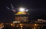 Самолет спикера Палаты представителей США Нэнси Пелоси приземляется в аэропорту «Суншань» на Тайване.