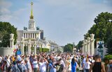 Посетители Выставки достижений народного хозяйства (ВДНХ) в день ее 83-летия.