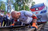 Атлет из Люберец Руслан Пустовой установил новый мировой рекорд в силовом экстриме — отбуксировал железнодорожный состав весом больше 100 тонн на Московской детской железной дороге.