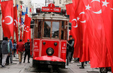 Национальные флаги на туристической улице Истикляль в память о жертвах террористического акта в центре Стамбула.