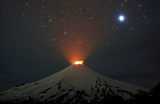 Вид на вулкан Вильяррика ночью в чилийском национальном парке Вильяррика в Пуконе.