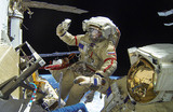 Космонавты «Роскосмоса» Сергей Прокопьев и Дмитрий Петелин (слева направо) во время выхода в открытый космос. За бортом МКС россияне провели 6 часов 25 минут.