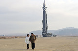 Лидер Северной Кореи Ким Чен Ын впервые появился на публике со своей дочерью. Они вместе наблюдали за испытанием межконтинентальной баллистической ракеты «Хвасон-17».