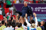 Главный тренер сборной Ирана Карлуш Кейруш с игроками празднует победу после матча с командой Уэльса во втором туре группового этапа Чемпионата мира в Катаре.