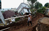 Последствия землетрясения в провинции Западная Ява, Индонезия.
