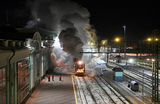 Паровоз Деда Мороза прибыл на железнодорожный вокзал в Омске, Россия.
