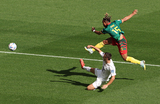 Во время матча чемпионата мира по футболу в Катаре между командами Сербии и Камеруном. Пьер Кунде из Камеруна бьет по воротам.