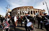Оркестр Королевского флота играет перед Римским Колизеем в честь корабля HMS Albion в Риме.