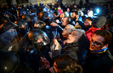 Протестующие на митинге против закона об «иностранных агентах» в Тбилиси, Грузия.
