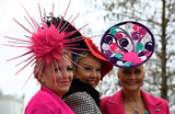 Посетительницы в Женский день (Ladies Day) Челтенхемского фестиваля на ипподроме в Челтнеме, Великобритания.