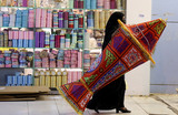 Жительница Эр-Рияда (Саудовская Аравия) покупает на местном рынке декорации для украшения дома на праздник Рамадан.