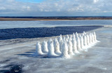 Ледовзрывные работы на Свирской губе Ладожского озера. Цель работ — ослабить ледовое покрытие рек и обеспечить безаварийный пропуск весеннего половодья, что обезопасит жителей области от подтопления.