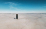 Башня Абу-Даби Плаза возвышается над густым туманом в Астане, Казахстан.