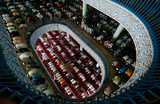 Мусульмане посещают пятничную молитву в первый день Рамадана в национальной мечети Байтул Мукаррам в Дакке, Бангладеш.