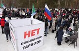 Участники митинга против повышения цен на услуги ЖКХ в Тимирязевском сквере Новосибирска.