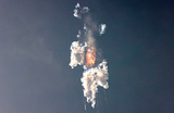 Запуск ракеты-носителя с кораблем Starship компании SpaceX с космодрома «Бока-Чика» в штате Техас. На фото: взрыв ракеты через несколько минут после запуска. 