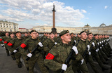 Военнослужащие парадных расчетов на Дворцовой площади во время репетиции военного парада, посвященного 78-й годовщине Победы в Великой Отечественной войне. Санкт-Петербург.