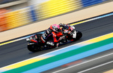 Чемпионат мира по мотоциклетным гонкам Moto GP в Ле-Мане, Франция. На фото: испанский мотогонщик Алекс Эспаргаро из команды Aprilia Racing во время тренировки.
