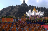 Буддийские монахи принимают участие в ритуале в храме Боробудур во время празднования дня Весак в Магеланге, Индонезия.
