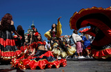 Участники Всемирного цыганского фестиваля «Хаморо» танцуют в историческом центре Праги.