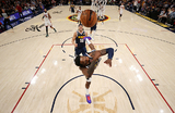 Нападающий «Денвер Наггетс» Джефф Грин отбивает мяч у игрока «Майами Хит» в первом тайме второй игры финала НБА 2023 года на Ball Arena.