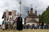 Верующие во время Иринарховского крестного хода у церкви Николая Чудотворца в Ярославской области.