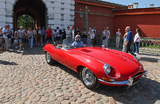 Участник в спортивном автомобиле Jaguar E-Type во время пятого этапа Кубка Российской автомобильной федерации (РАФ) по ралли исторических автомобилей в Санкт-Петербурге, Россия.