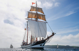 Вид корабля «Oosterschelde», запущенного в рамках миссии по сохранению планеты DARWIN200, которая должна стартовать 15 августа, в Плимуте, Великобритания.
